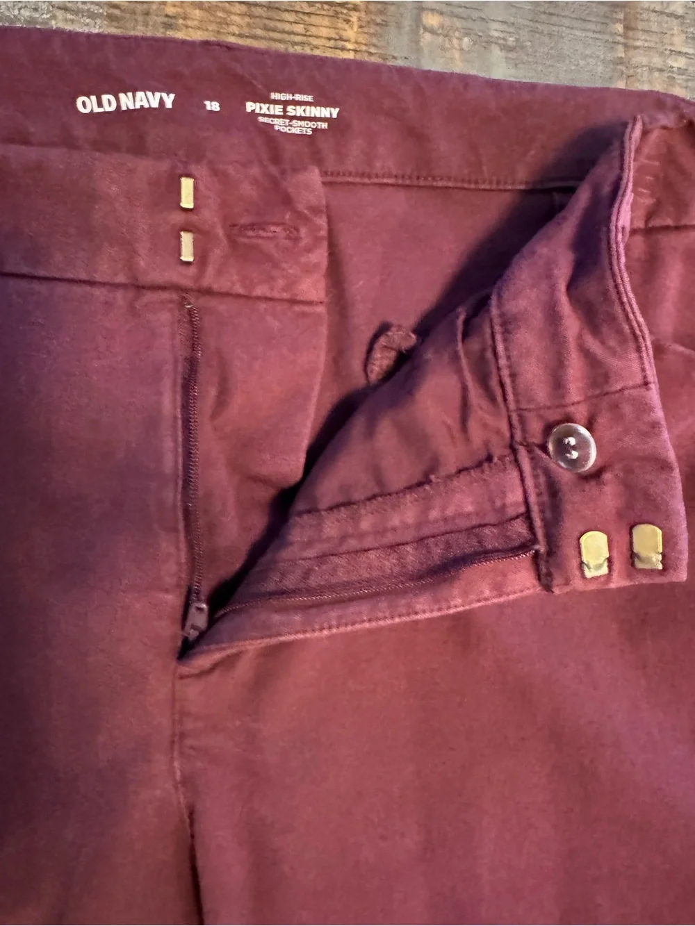 Women’s Old Navy High Rise Pixie Skinny Cropped Burgundy Pants Size 18